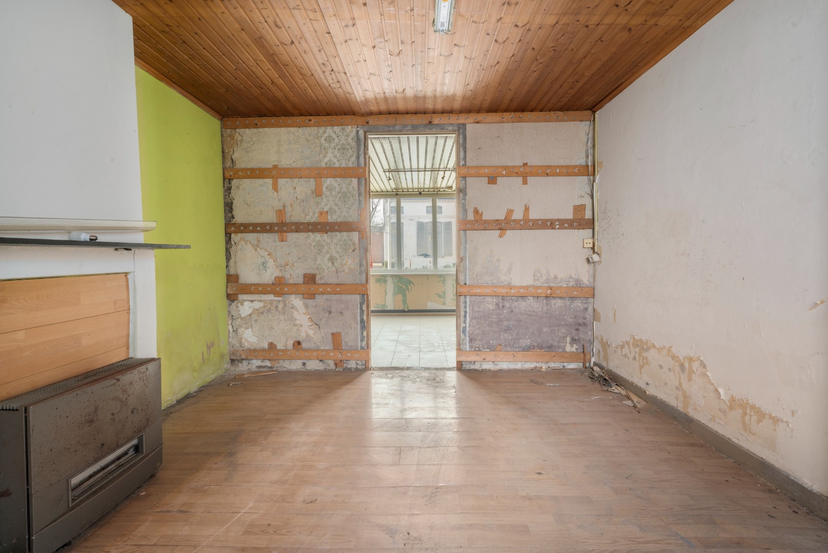 Te renoveren woning met vier slaapkamers te koop in Sleidinge foto 5