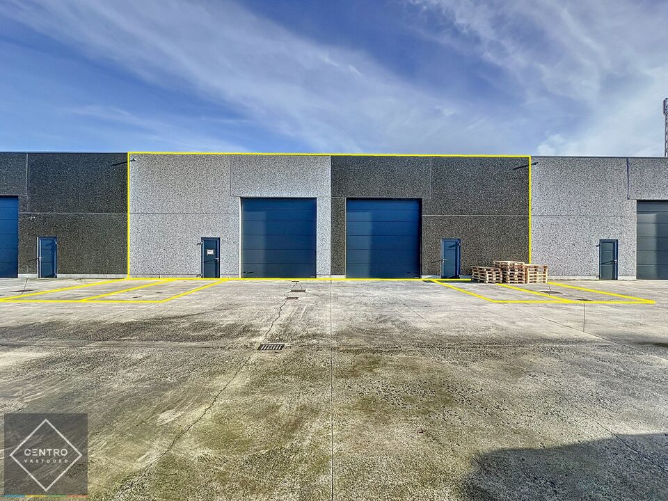 Recente instapklare loods van 454m² TE HUUR met 2 sectionale poorten en 4 parkeerplaatsen te Zwevezele (Wingene) ! foto 2