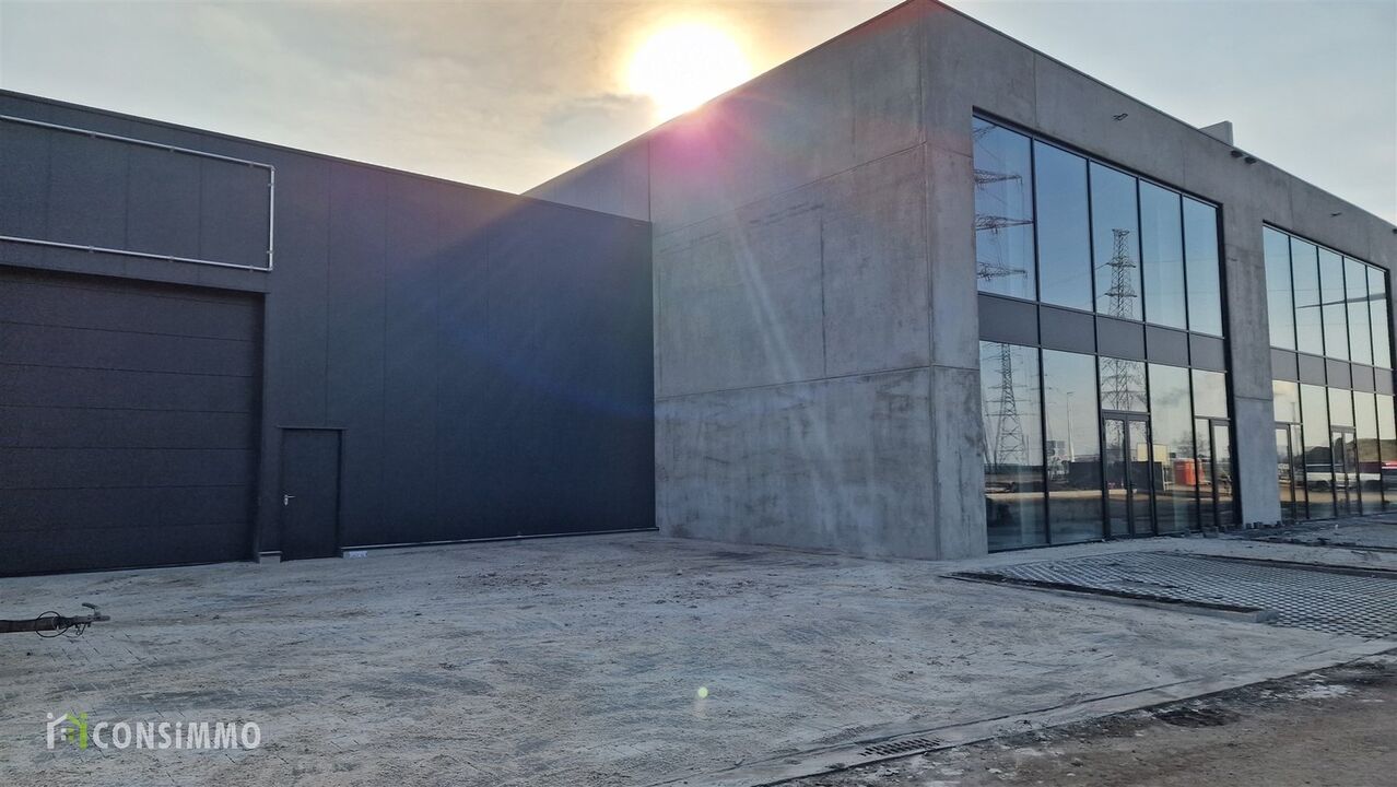 Nieuwbouw showroom met opslagruimte KMO-unit te huur in Nieuw KMO-project "HiSupPort"-site aan het Albertkanaal foto 1