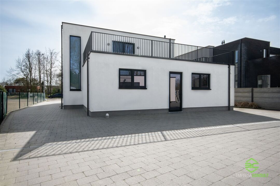 Handelsruimte van 115m² + kelder van 42 m² op een zichtbare locatie tussen Hasselt en Herk-de-Stad foto 12