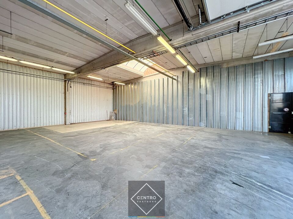 Goed gelegen MAGAZIJN/WERKPLAATS  (ca. 220 m²) met parkeerplaats op bedrijfssite te Roeselare (Rumbeke). foto 4