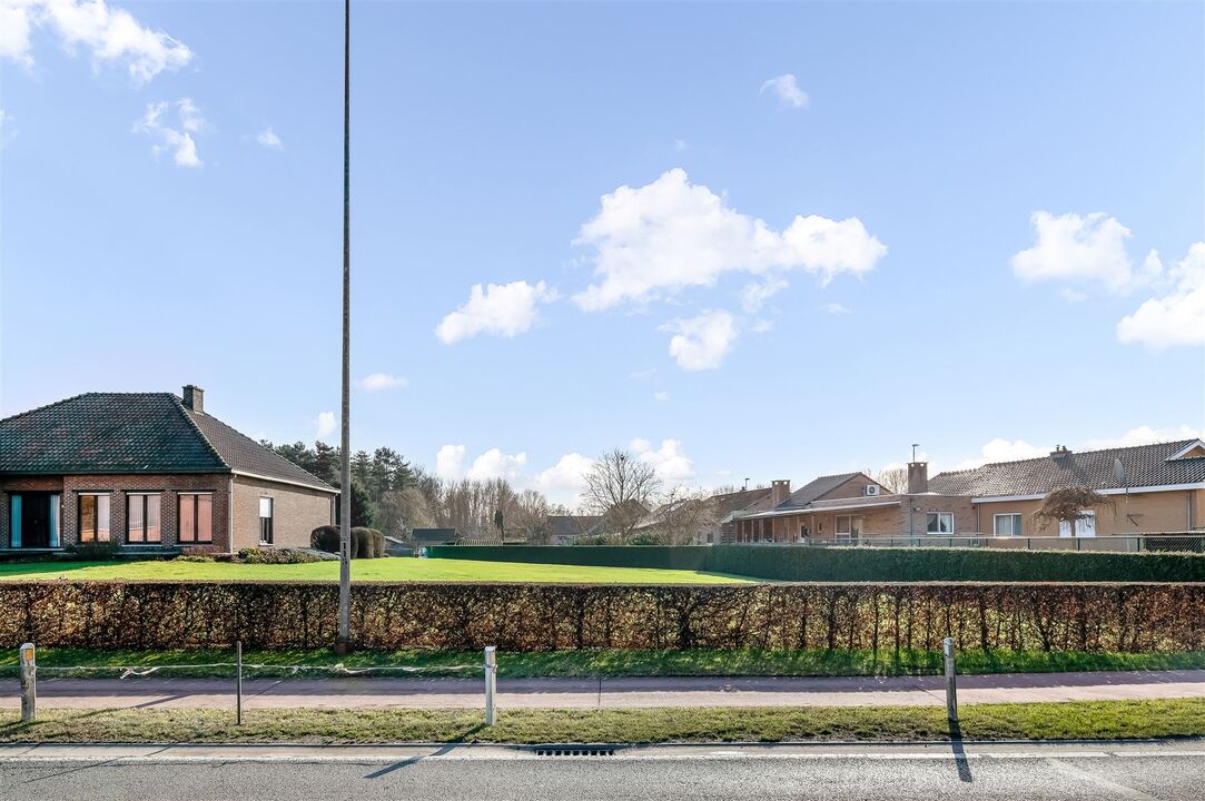 Mooie, centraal gelegen bouwgrond voor open bebouwing op een perceel van 8 are 95 centiare op de Industrieweg in Tessenderlo. foto 1
