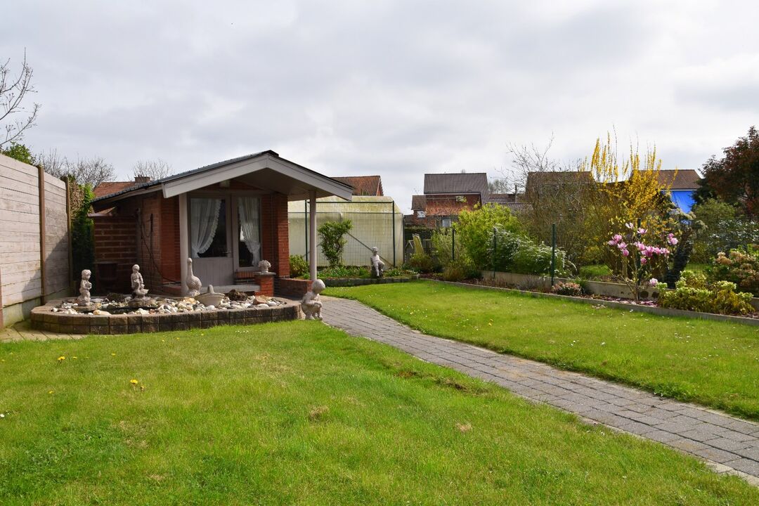 Kloeke eigendom met 4 slaapkamers, garage, zolder en zonnige tuin te koop in Gullegem foto 18