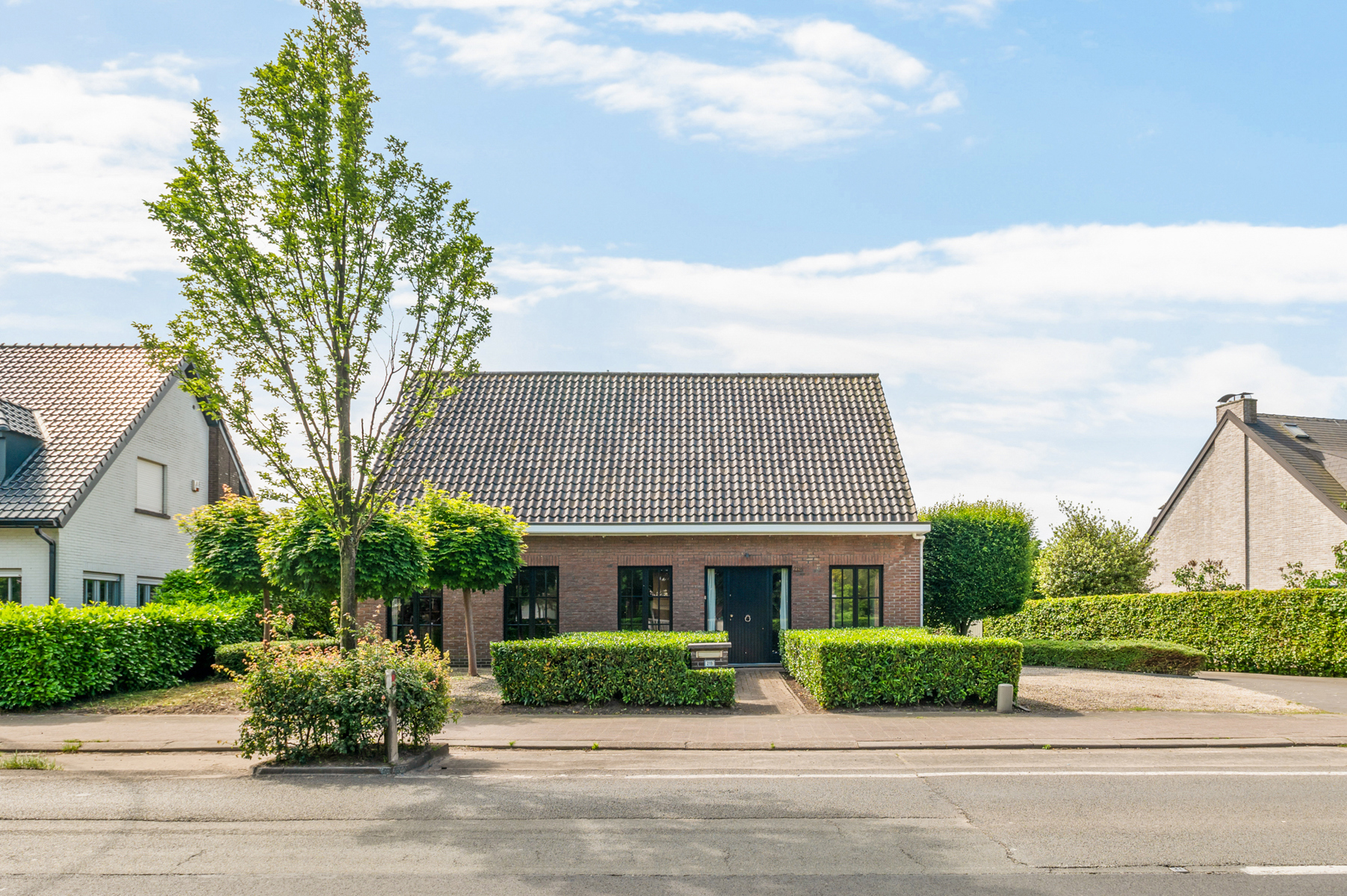 Commercieel gelegen vrijstaande woning met 3 garages/magazijn foto 19