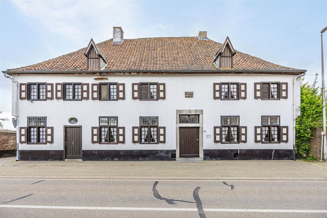 Prachtige 18e-eeuwse hoeve in Maasstijl gelegen in de dorpskern van Ophoven op een perceel van 27a50ca, genaamd "Huize Reynders".  foto 1