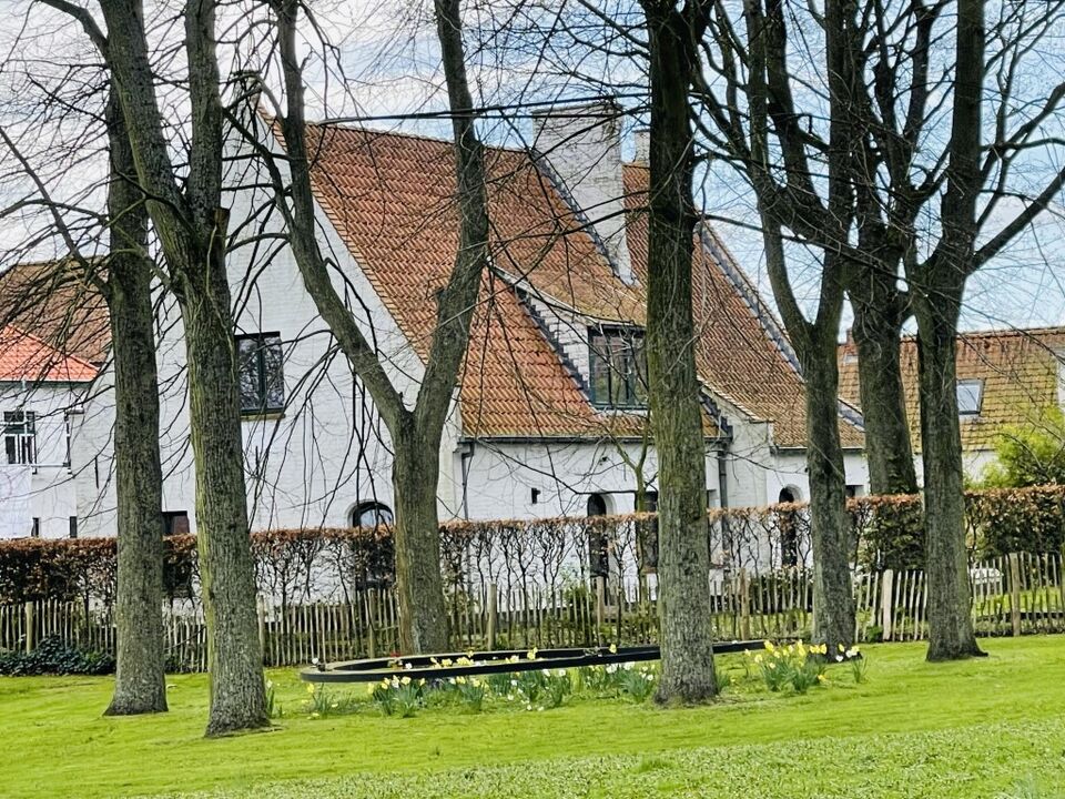 Oostkerke Uniek wonen in voormalige Pastoriewoning met grote tuin en garage foto 1