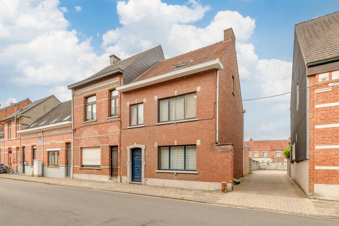Het betreft een gezinswoning met terras, tuin en dubbele garage gelegen op een perceel van ca. 317m² in het centrum van Turnhout. foto 1