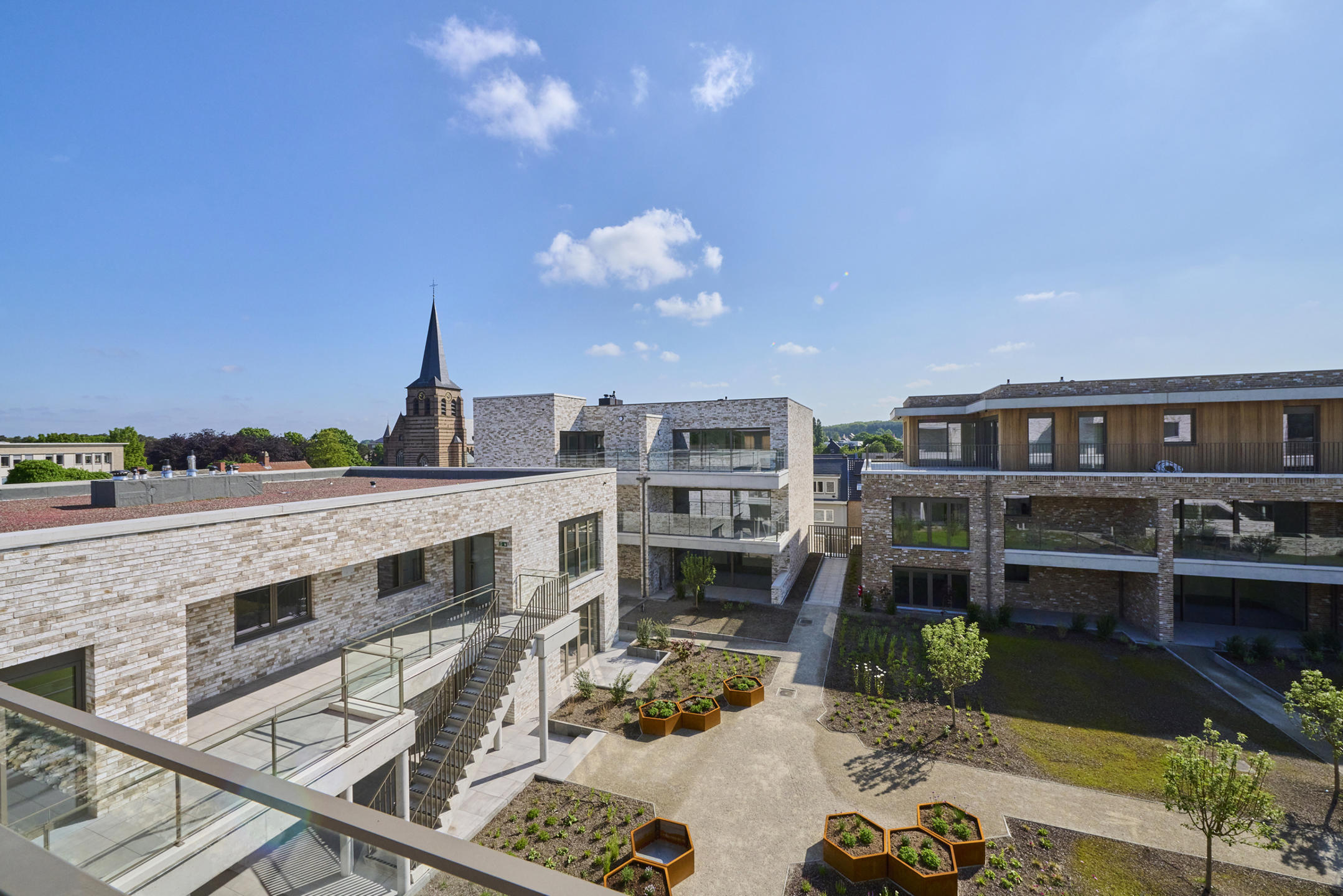 Nieuwbouwappartement - terras met zicht op tuin foto 14