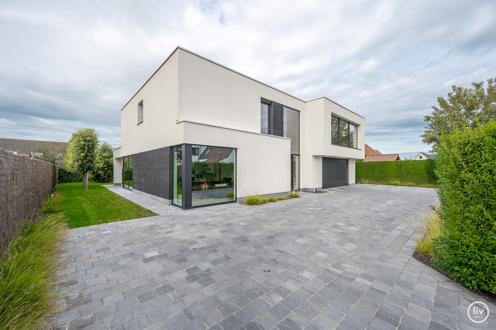 Moderne villa (2017) genietend van veel lichtinval en voorzien van heel wat comfort gelegen vlakbij het centrum van Knokke. Garage voor 6 wagens toegankelijk vi foto 1