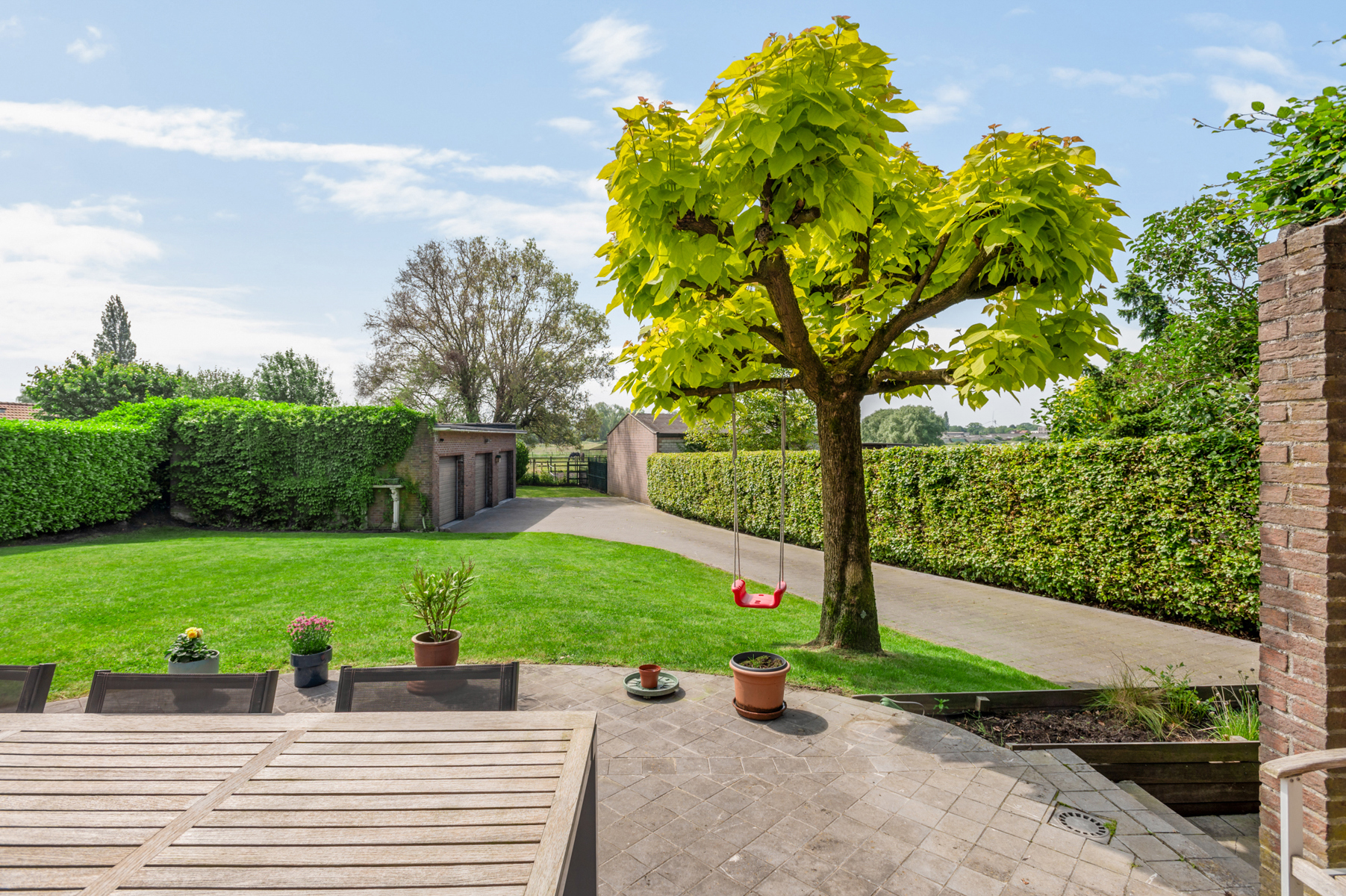 Commercieel gelegen vrijstaande woning met 3 garages/magazijn foto 6