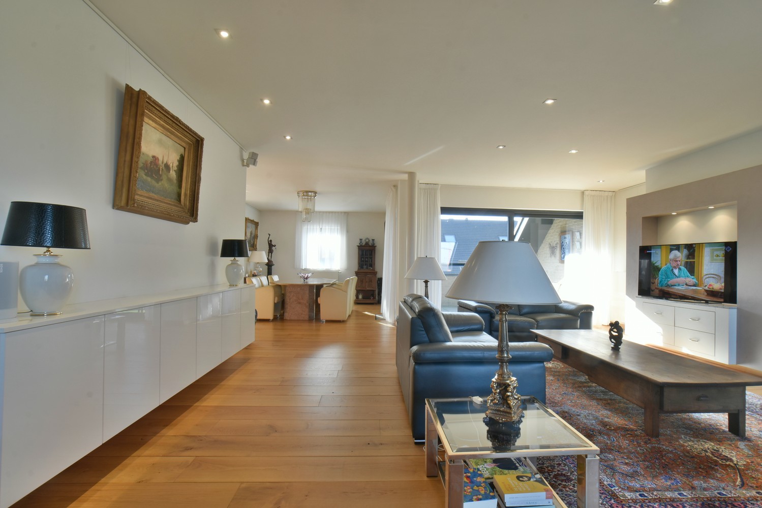 Klassevol penthouse van 318 m² met 4 slaapkamers, 2 badkamers en 2 garages, rustig gelegen in het centrum van Lanaken foto 2