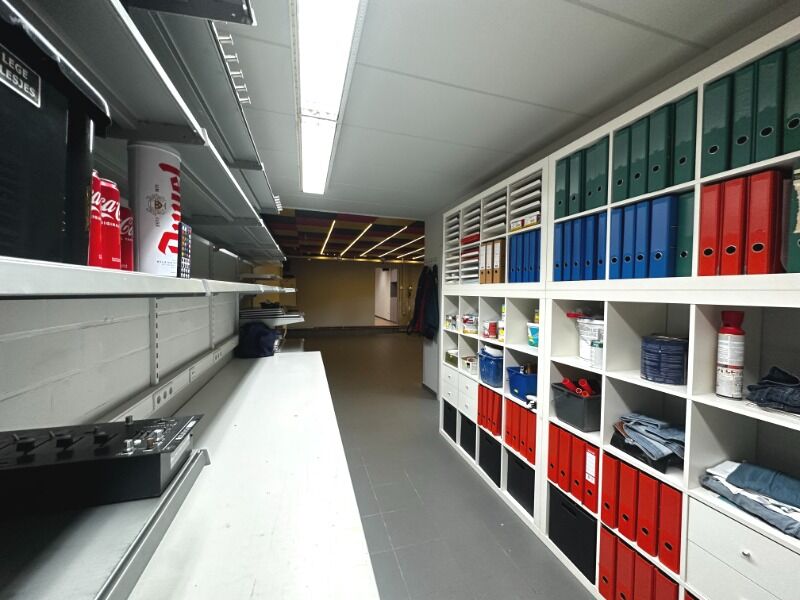 Instapklaar MULTIFUNCTIONEEL handelspand/kantoorruimte ±190m² centrum Geel met magazijn en garage. foto 14