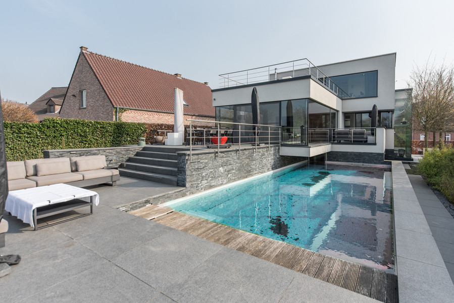 Luxueus afgewerkte villa met zwembad op 18a71ca. foto 1