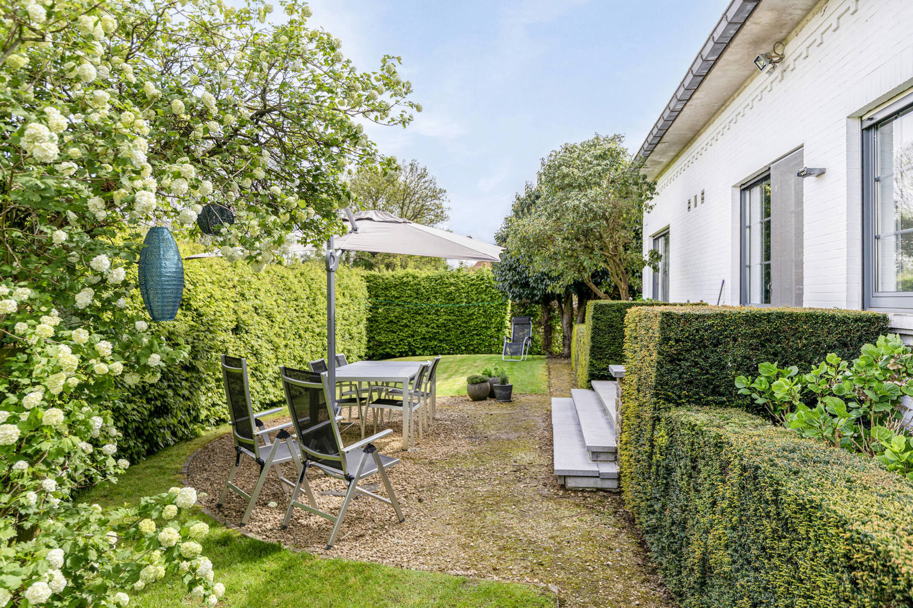 Gerenoveerde villa met knappe tuin te koop. foto 34