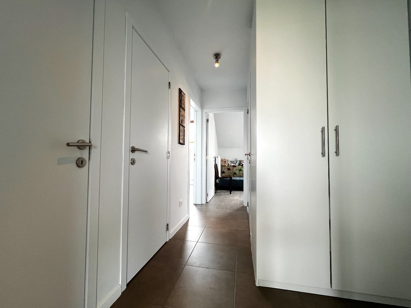 Instapklaar appartement met 2 slaapkamers, autostandplaats en kelderberging te koop te Harelbeke! foto 3