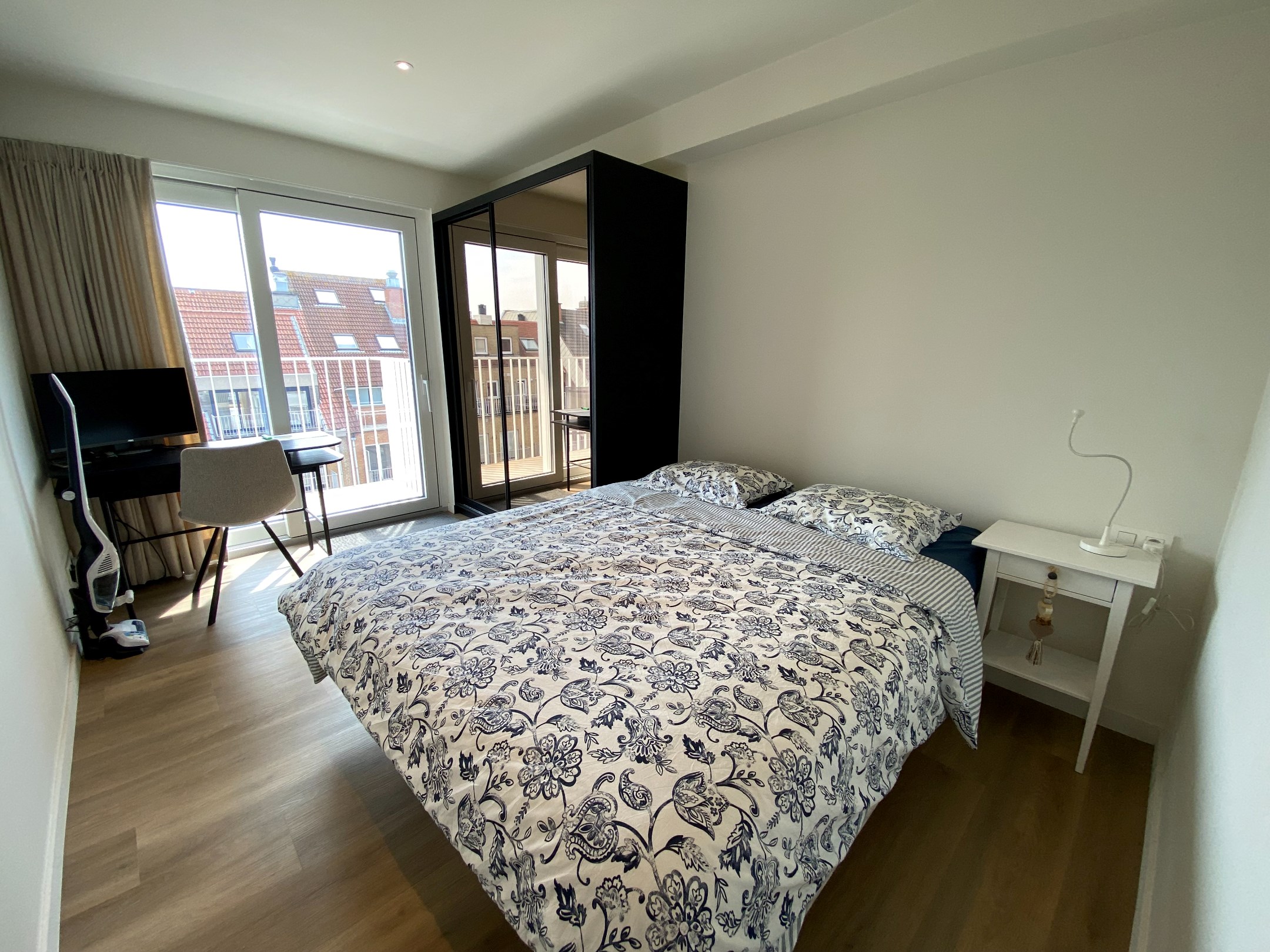 GEMEUBELD - Modern ingericht appartement met 2 volwaardige slaapkamers gelegen in de Lippenslaan. foto 11