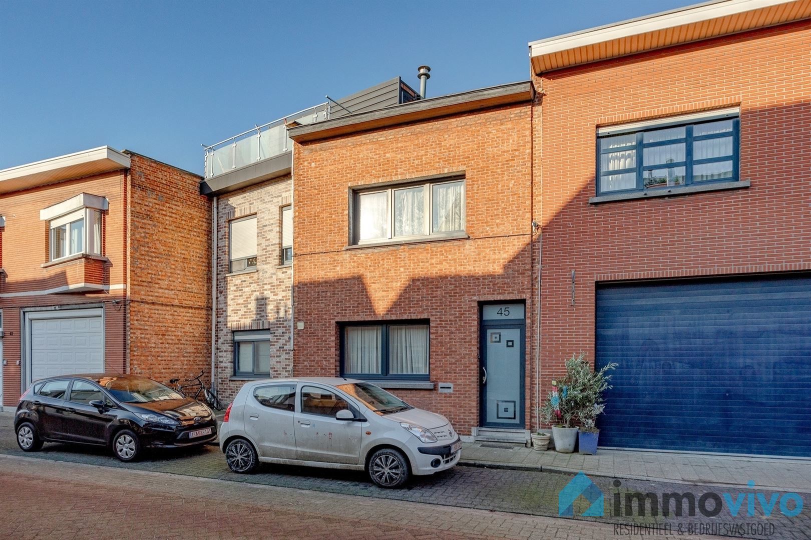 Te renoveren woning met 3 slaapkamers is gelegen vlakbij het centrum van Hemiksem en op een boogscheut van de waterbus (Hemiksem - Antwerpen). foto 1