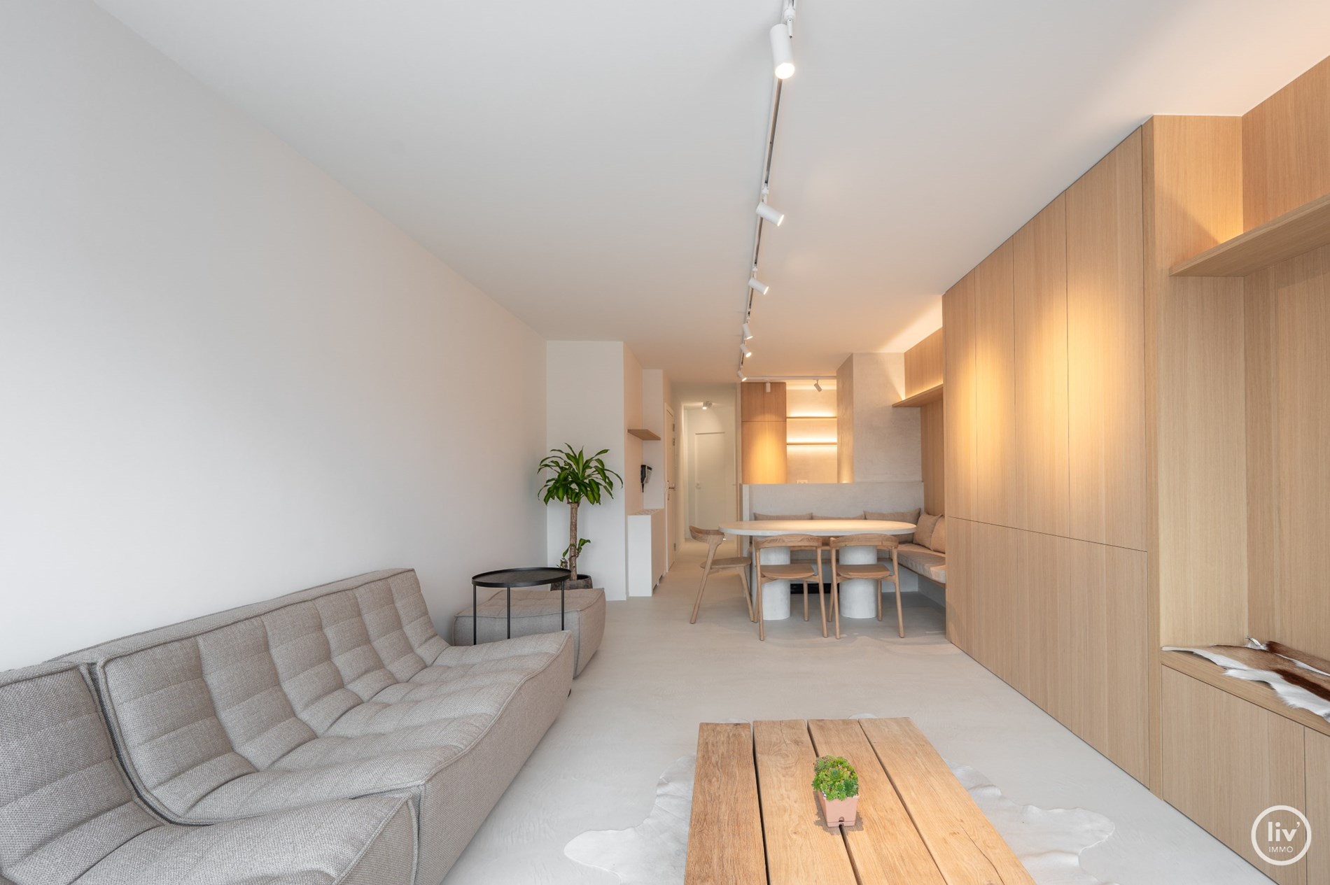 Prachtig gerenoveerd duplex appartement met ruim Westgericht terras gelegen op de Lippenslaan te Knokke. foto 4