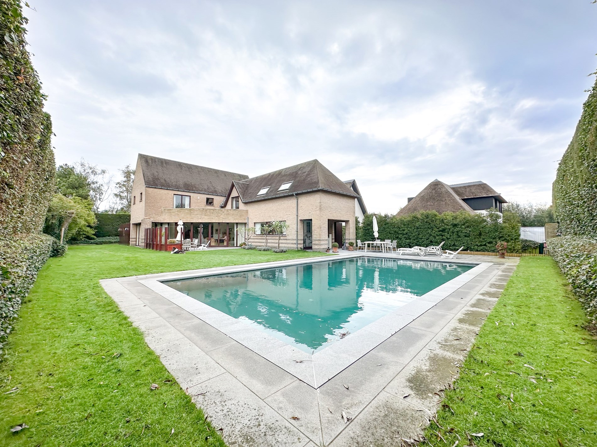 Riante villa met zwembad gelegen op een zeer rustig perceel van 1 179 m2 en dit in een mooie villa te Knokke. foto 4