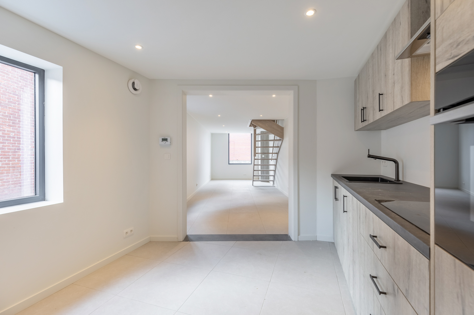 IDEALIS VASTGOED – Charmante en volledig gerenoveerde woning met een gezellige leefruimte, uitgeruste keuken, knappe slaapkamer én ruime badkamer! foto 6