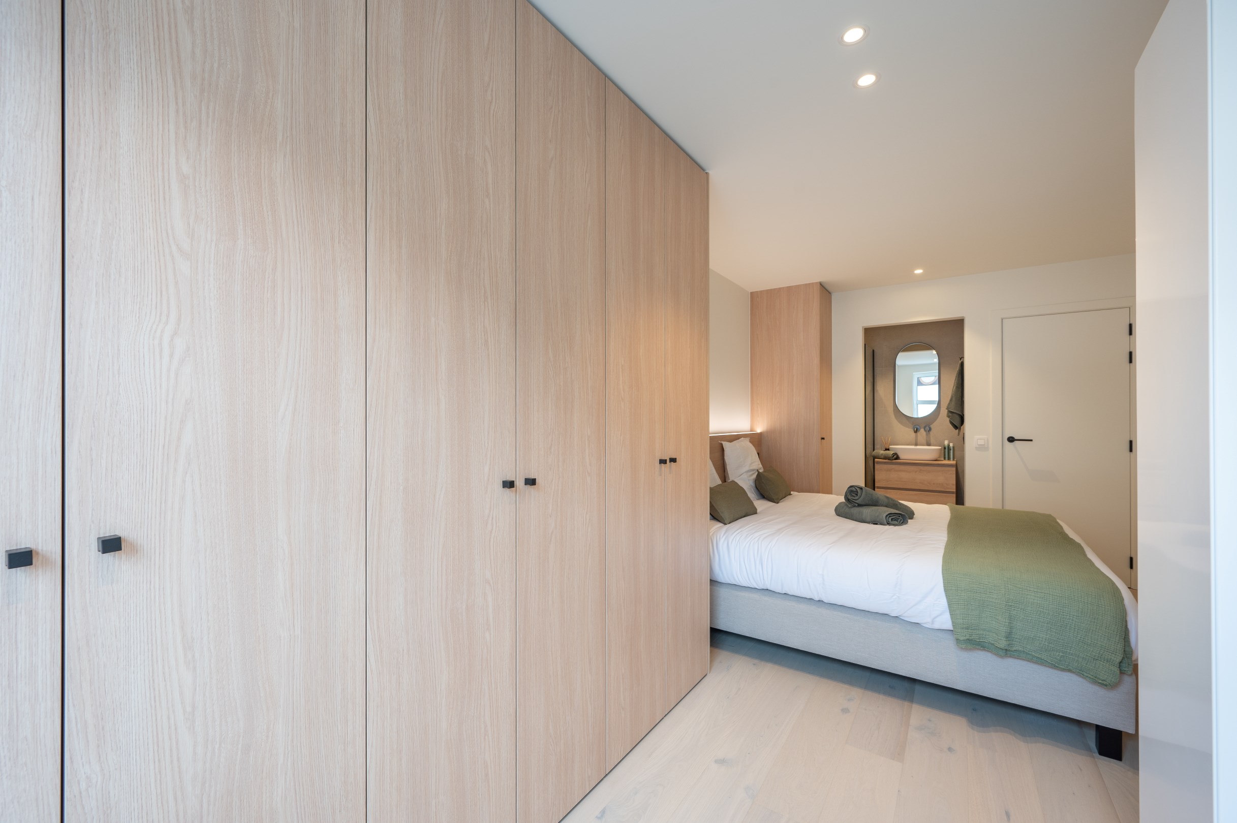 Magnifiek gerenoveerd 3 slaapkamer-appartement met gevelbreedte van bijna 8 meter gelegen vlakbij de Lippenslaan te Knokke. foto 13