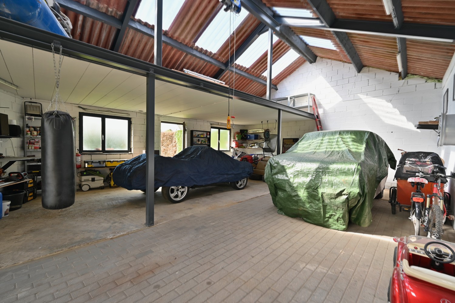 Vrijstaande woning met zonnepanelen, inpandige garage én een extra opslagplaats, gelegen in geliefde woonomgeving te Lanaken-Veldwezelt foto 8