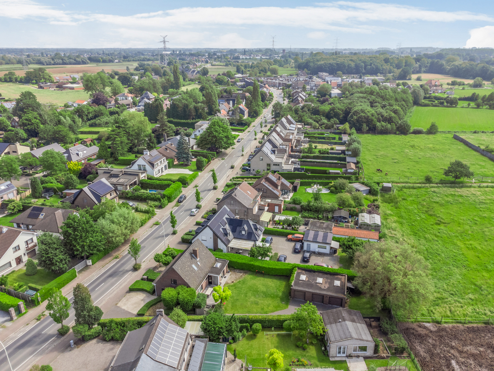 Commercieel gelegen vrijstaande woning met 3 garages/magazijn foto 26