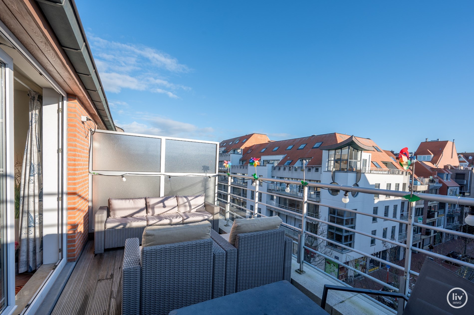 Ruim appartement met 3 slaapkamers en 2 badkamers in Knokke met open zicht in de straat.  foto 9