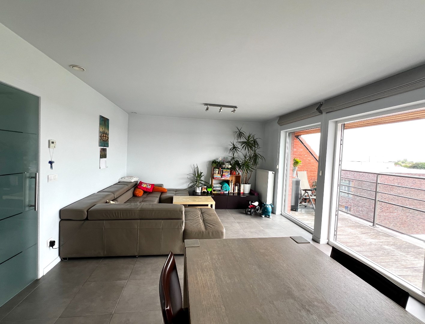 Instapklaar appartement met 2 slaapkamers, autostandplaats en kelderberging te koop te Harelbeke! foto 4