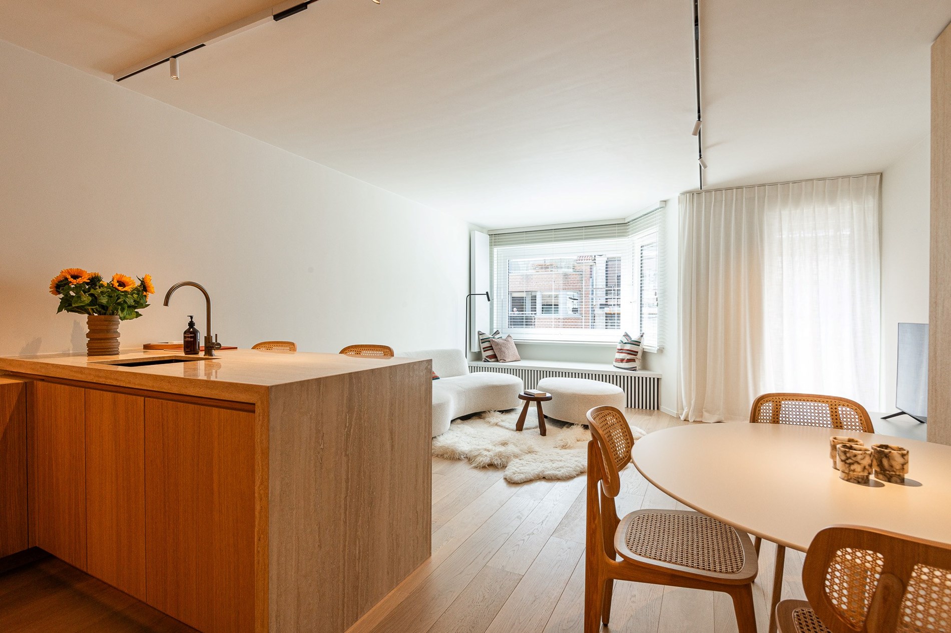 Prachtig gerenoveerd 3-slaapkamer appartement met terras en mooi zijdelings zeezicht gelegen in het centrum van Knokke op enkele meters van het strand.  foto 4