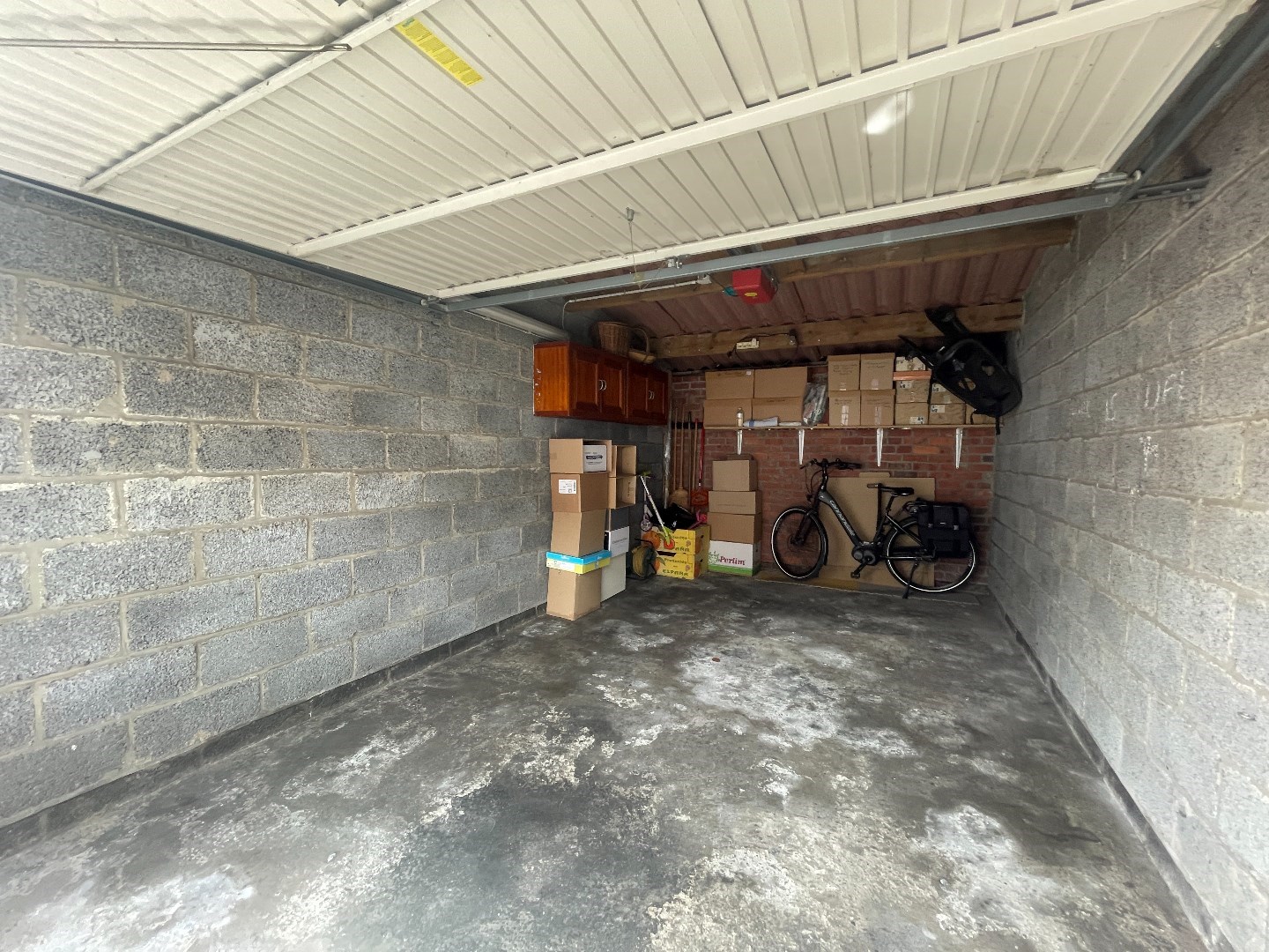 1 afgesloten gemetste garage met elektriciteit en sectionale poort te Roeselare  foto 4