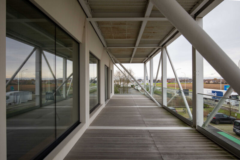 Roeselare - centrum : Kantoorruimte van 306m² bruto en terras op commerciële ligging foto 1