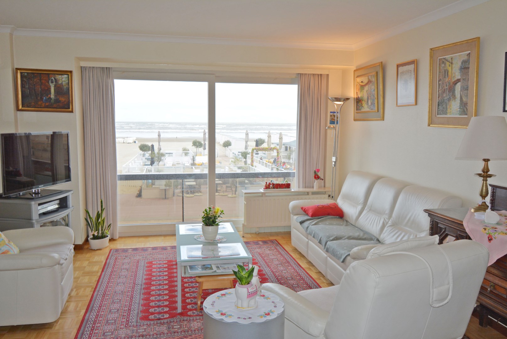 Appartement op een eerste verdieping met schitterend frontaal zeezicht in Heist. foto 1