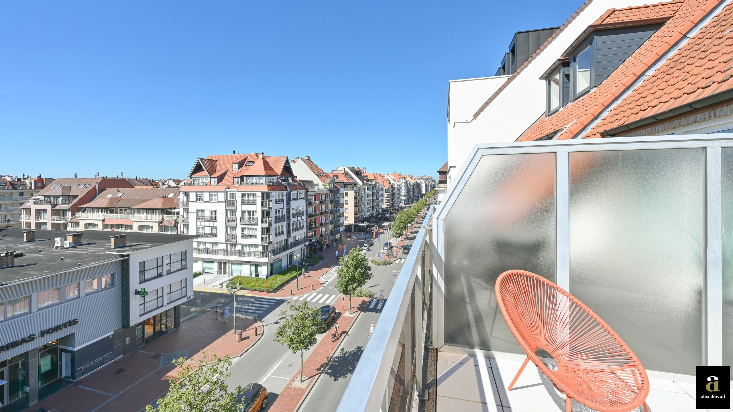 Duplexappartement met groot, westgericht terras in de Lippenslaan [Knokke Centrum]. foto 6