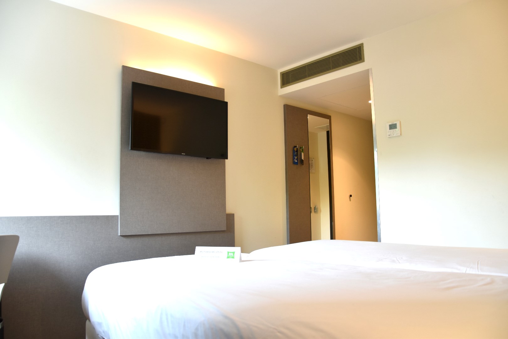 Hotelkamer met aparte badkamer in 'Ibis Style" Kortrijk te koop foto 3