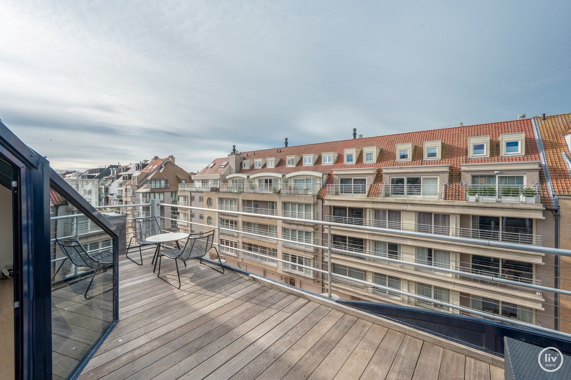 Ruim (145m2) penthouse met 4 slaapkamers en mooi terras op wandelafstand van het Albertstrand en Lippenslaan.  foto 3
