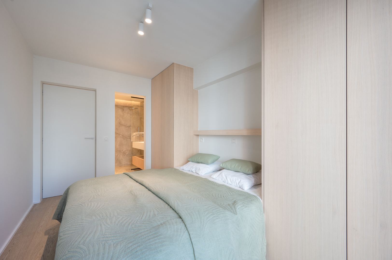 Prachtig vernieuwd drie slaapkamer appartement op 100m van de zeedijk foto 9