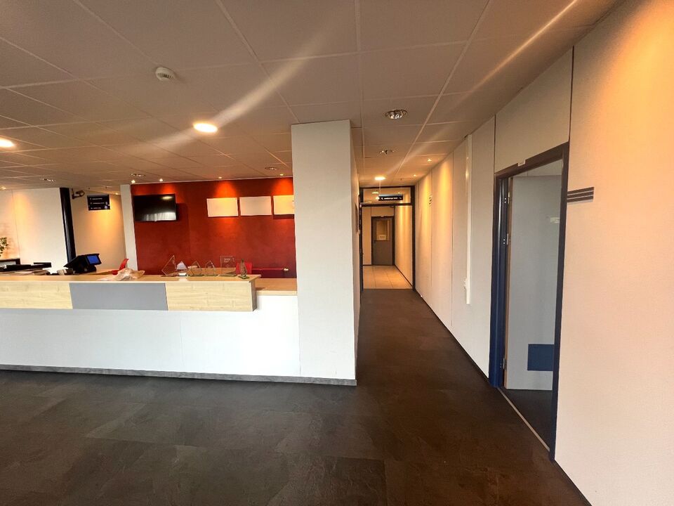 Kantoorgebouw in Harelbeke met lift, receptie, kantine en private parking te koop te Harelbeke. foto 8