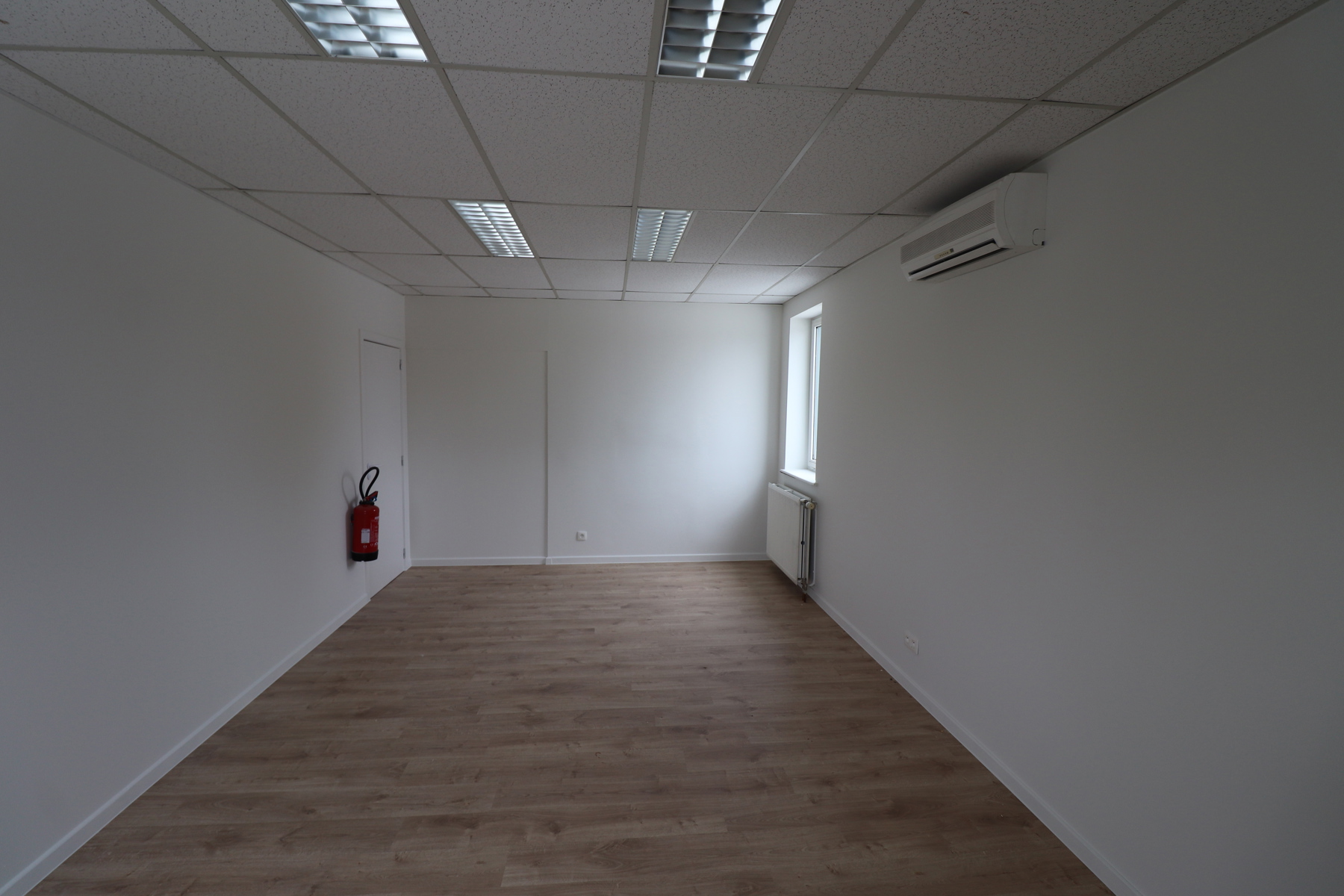 Ruime kantoorruimte van ca. 150m² op de 1ste verdieping met voldoende parking -  Gelegen aan de Ring van Herentals. foto 5