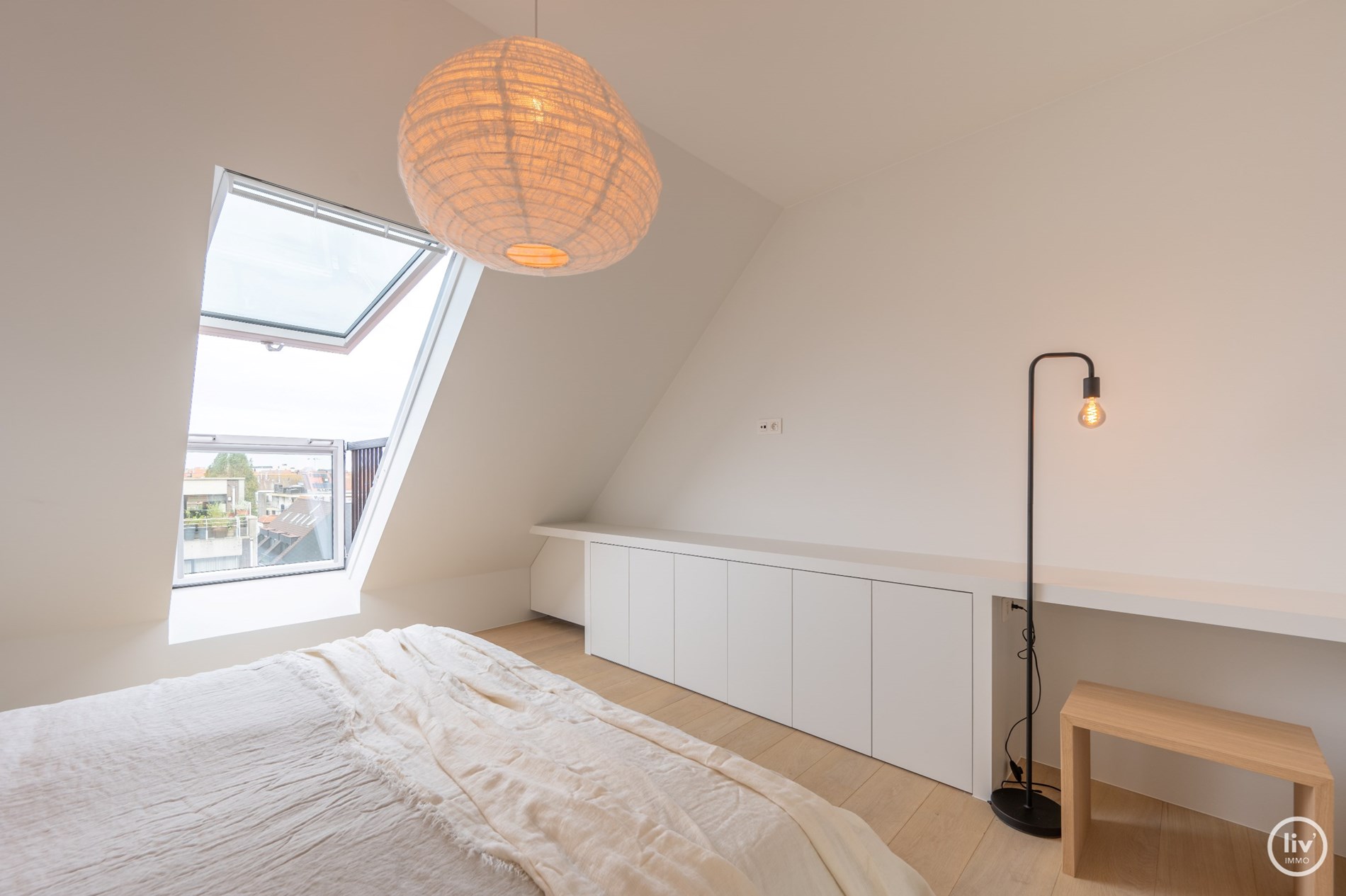 Prachtig gerenoveerd duplex appartement met ruim Westgericht terras gelegen op de Lippenslaan te Knokke. foto 23