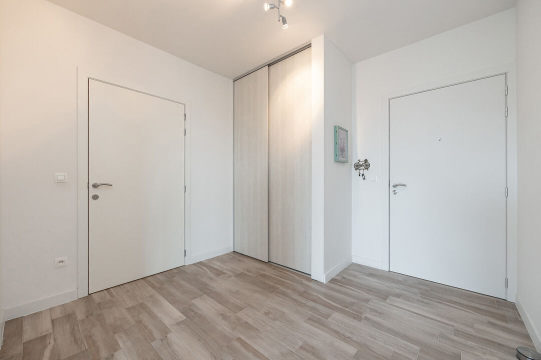 Recent en ruim (81 m²) erkend assistentie-appartement met terras en garage op een centrale ligging. foto 3