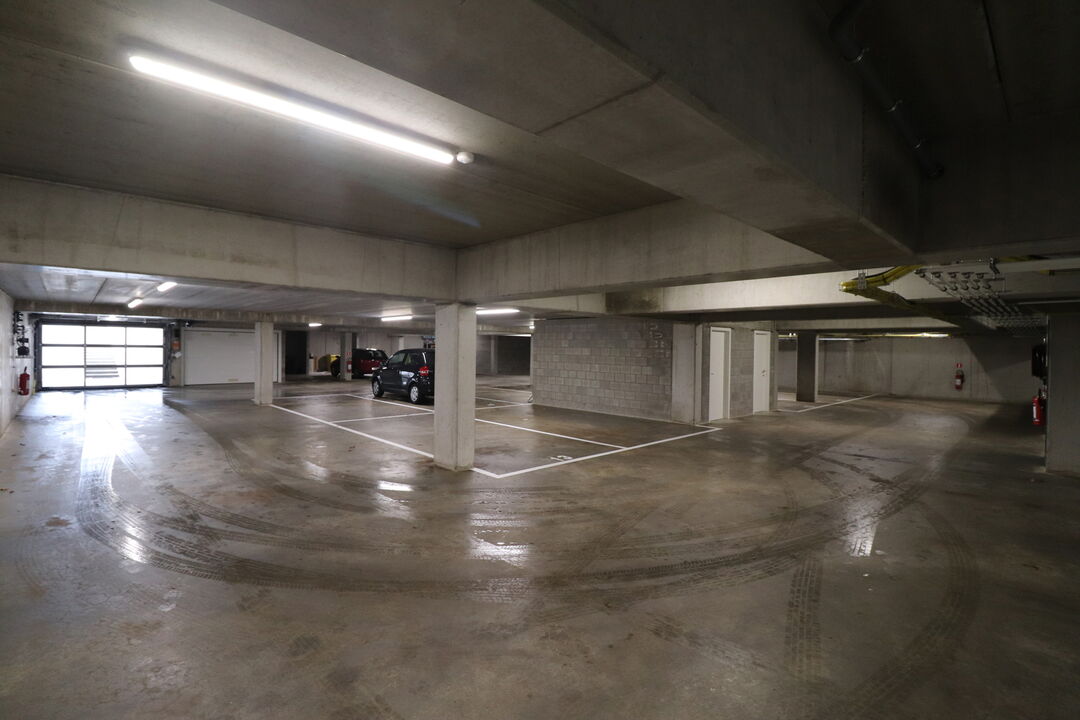 Een ondergrondse autostaanplaats in een nieuw appartementencomplex. foto 3