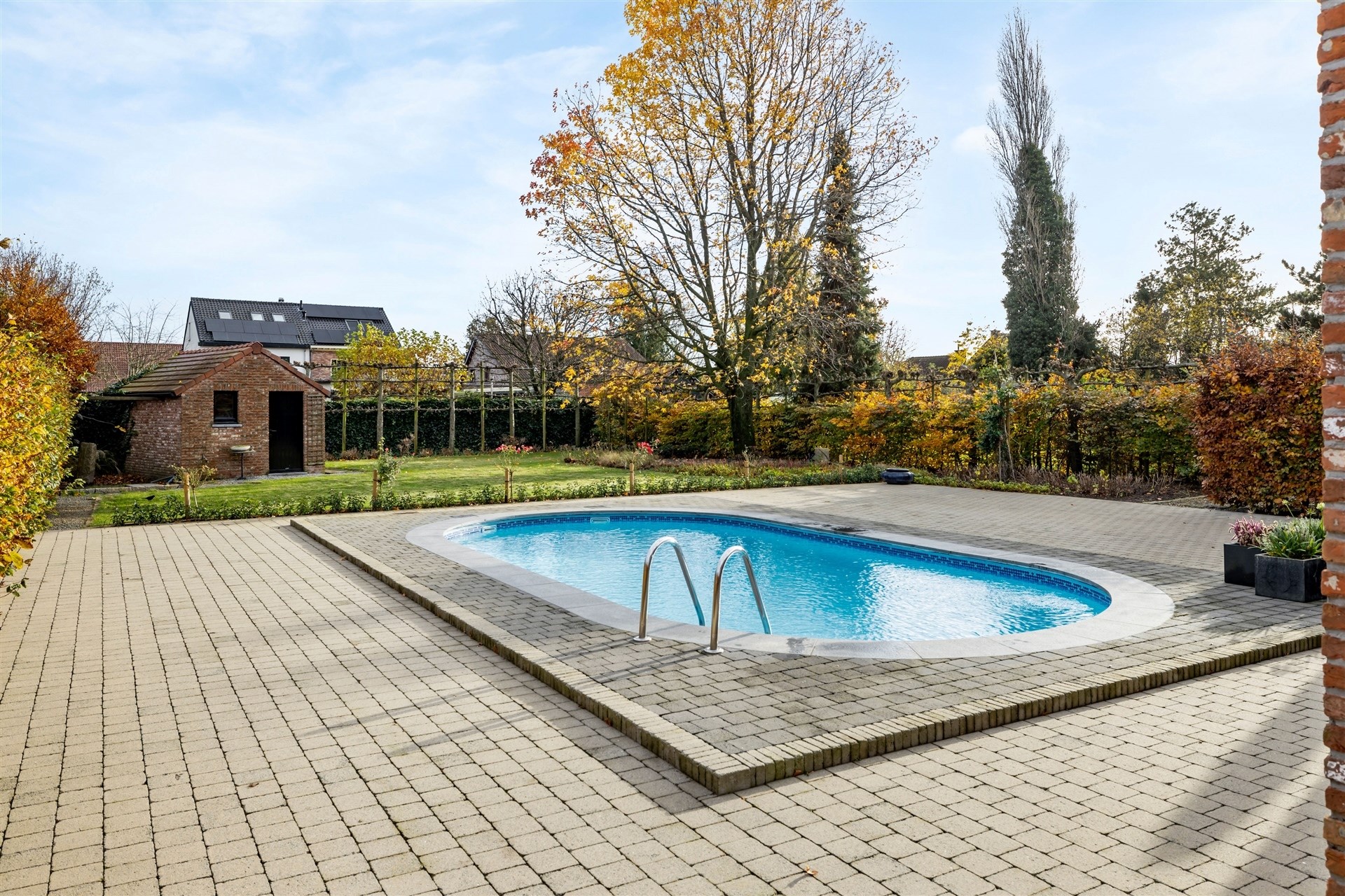 Karaktervolle gezinswoning met dubbele garage en zwembad op een uitstekende locatie in De Klinge (1.100m²) foto 4