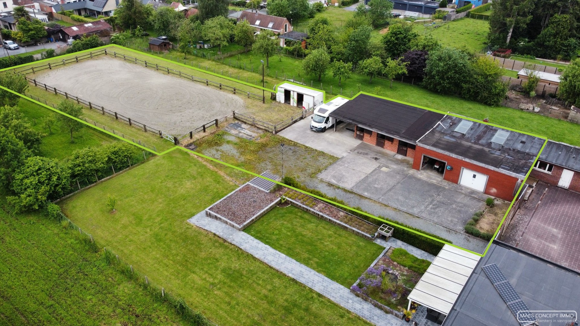 Grond met piste, stallen en opslagplaats in Kluisbergen foto 1