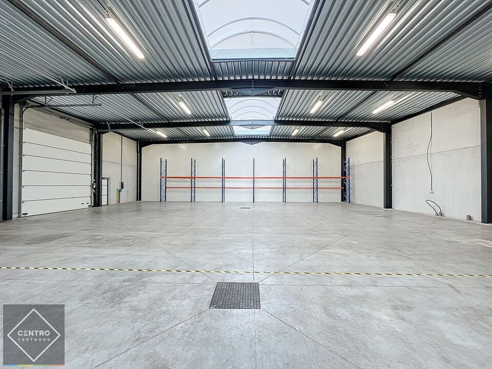 Recente instapklare loods van 454m² TE HUUR met 2 sectionale poorten en 4 parkeerplaatsen te Zwevezele (Wingene) ! foto 11