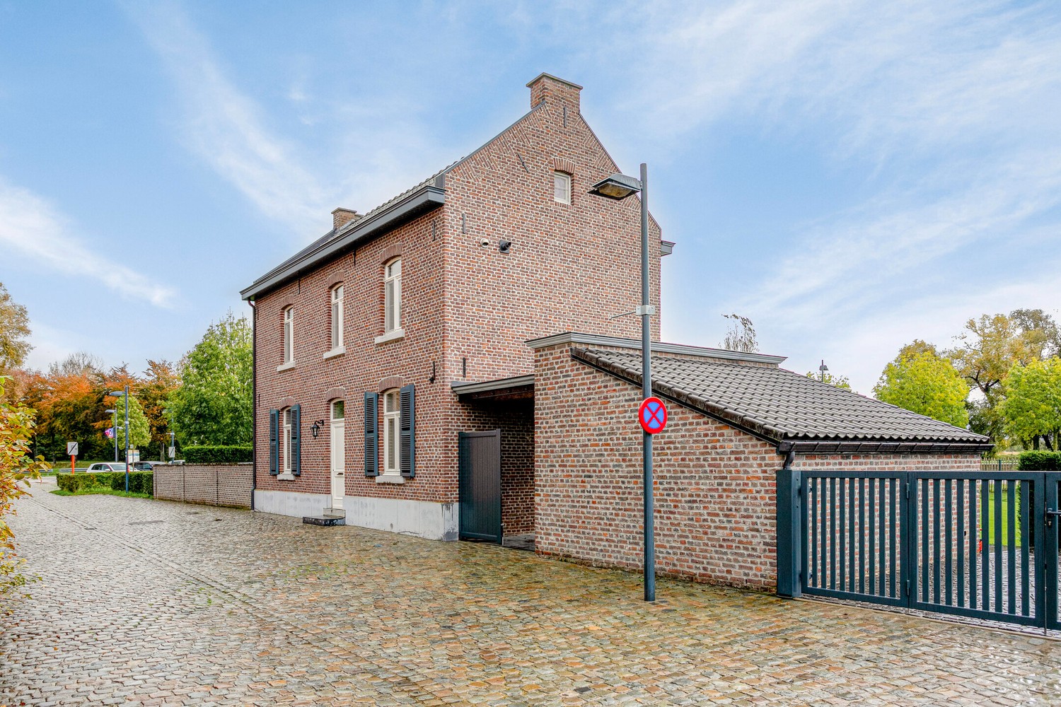 Stijlvol gerestaureerd herenhuis met authentieke flair in het historisch centrum van Oud-Rekem! foto 1
