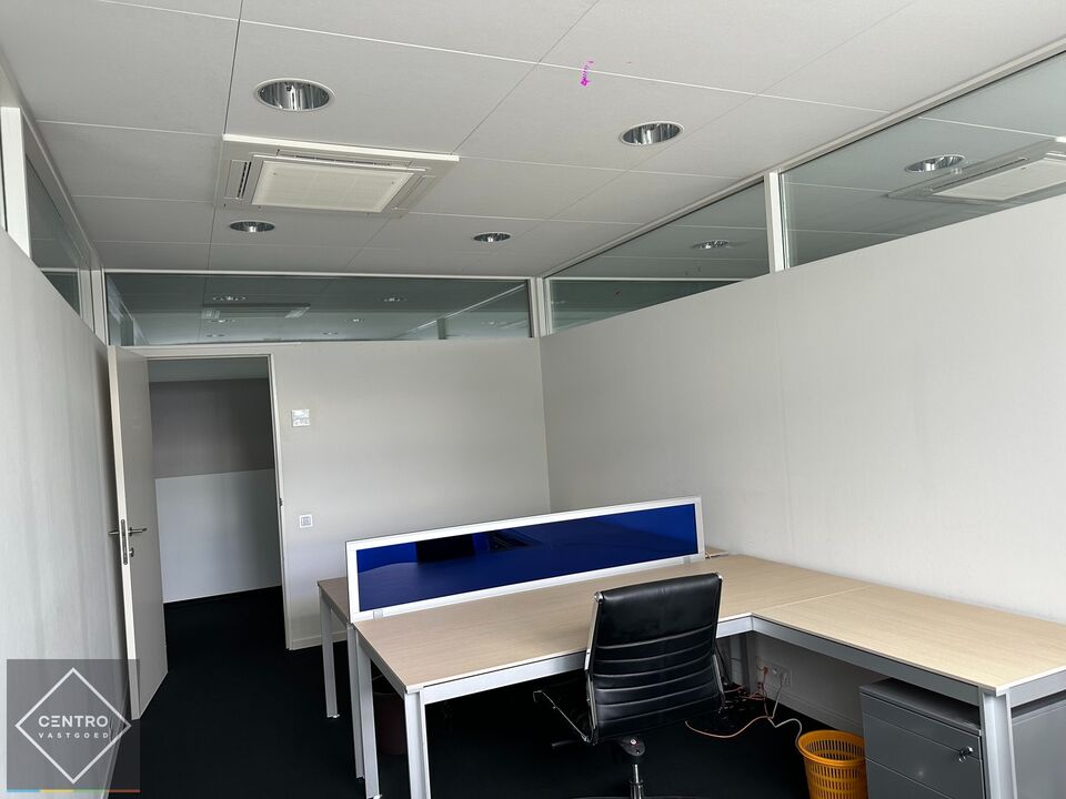 Bemeubelde kantoorruimte (20m²), voorzien van airco en rand-accommodatie (sanitair, keuken, ...) te Brugge! Vlot bereikbaar via Expresweg. foto 3