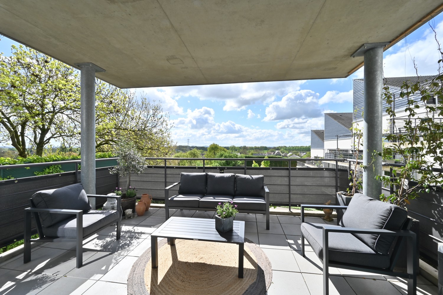 Modern, gelijkvloers hoekappartement van 125 m² met riant zonneterras en garagebox, rustig gelegen in Residentie La Scala te Lanaken-Gellik foto 1