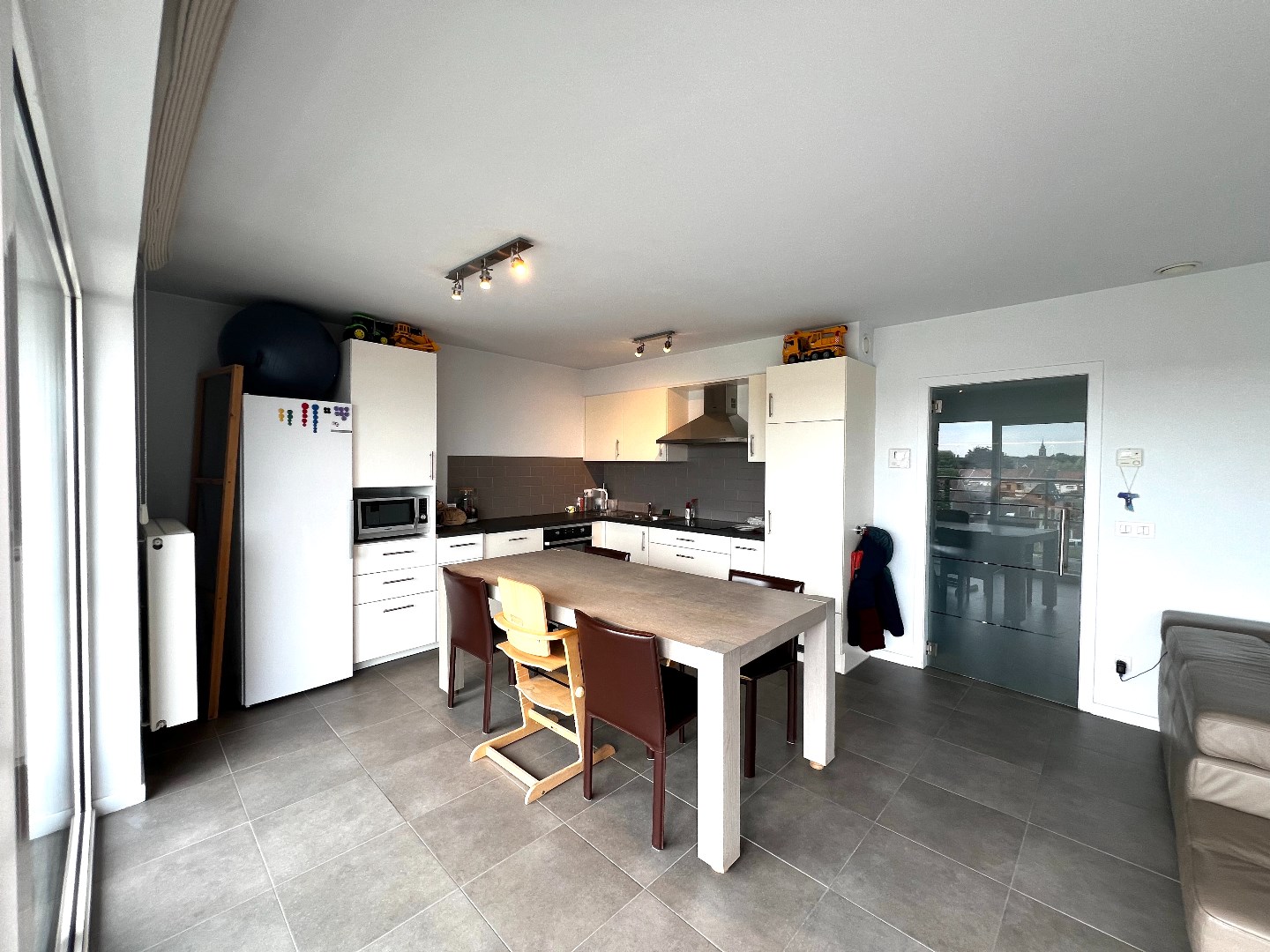 Instapklaar appartement met 2 slaapkamers, autostandplaats en kelderberging te koop te Harelbeke! foto 6