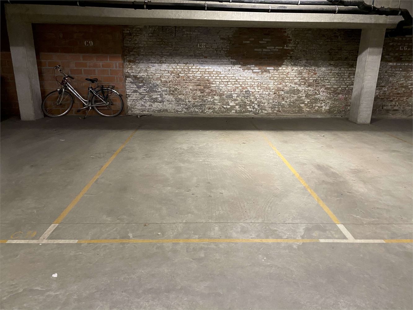 Overdekte, afgelijnde parkeerplaats te huur in centrum Leuven foto 3